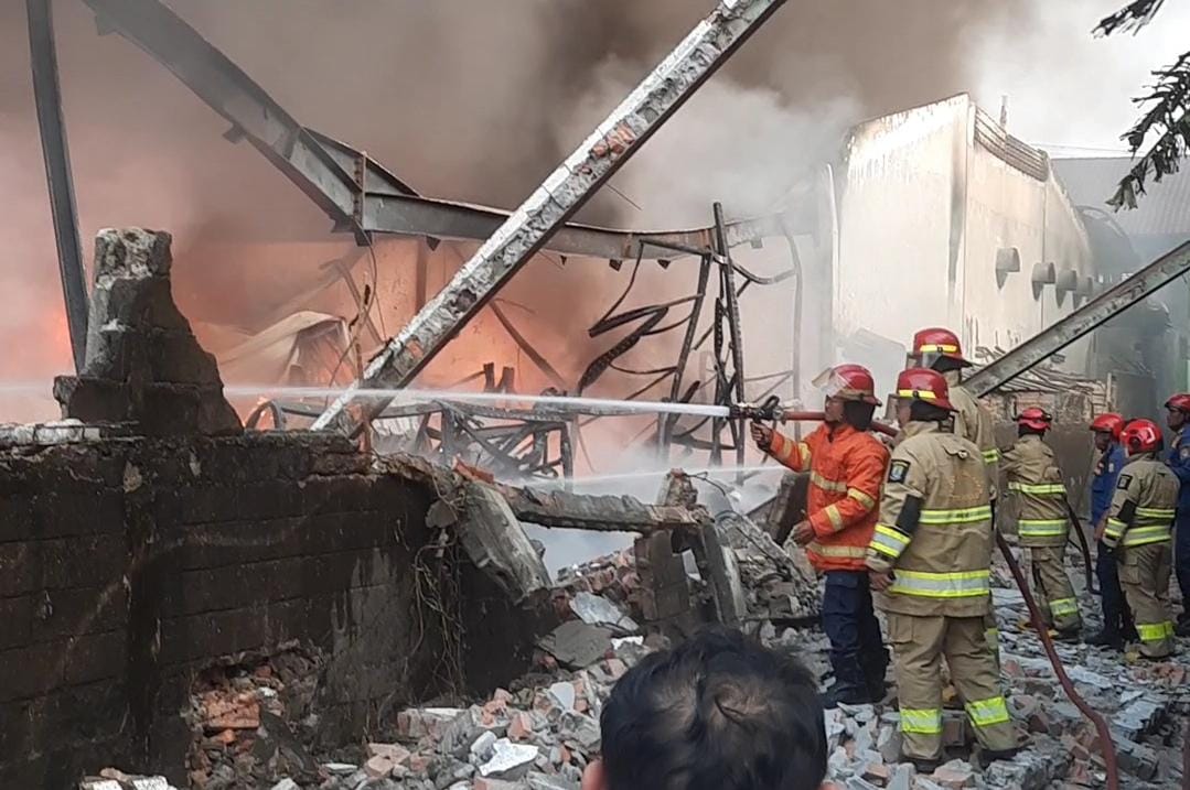 Bekasi - Disdamkarmat dalam upaya pemadaman kebakaran Pabrik Ariganda di Kaliabang Bungur, Harapan Jaya, Bekasi Utara, Kota Bekasi, Senin (17/8/2026) sore. Foto: Septian/Gobekasi.id.