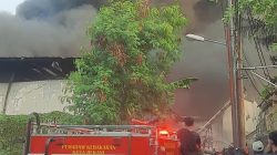 Bekasi - Disdamkarmat dalam upaya pemadaman kebakaran Pabrik Ariganda di Kaliabang Bungur, Harapan Jaya, Bekasi Utara, Kota Bekasi, Senin (17/8/2026) sore. Foto: Septian/Gobekasi.id.