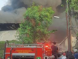 Menegangkan! Detik-detik Lima Karyawan Dievakuasi dari Kebakaran di Bekasi Utara