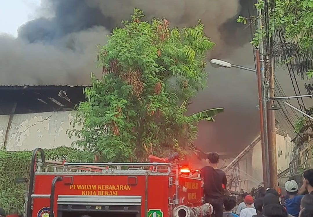 Bekasi - Disdamkarmat dalam upaya pemadaman kebakaran Pabrik Ariganda di Kaliabang Bungur, Harapan Jaya, Bekasi Utara, Kota Bekasi, Senin (17/8/2026) sore. Foto: Septian/Gobekasi.id.