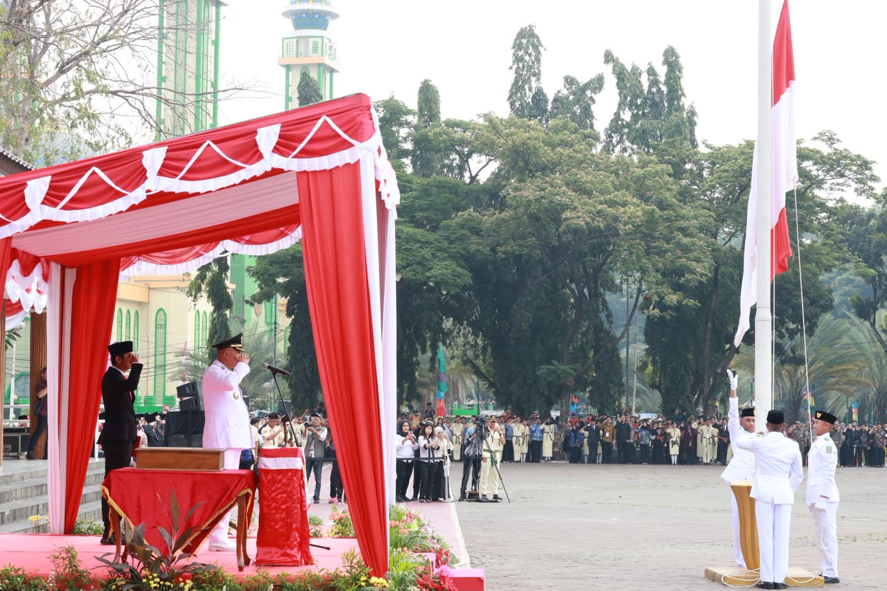 Bekasi - Wali Kota Bekasi, Tri Adhianto saat memimpin upacara HUT RI ke-81 di Alun - Alun Kota Bekasi, Senin (17/8/2026). Foto: Ist/Gobekasi.id.