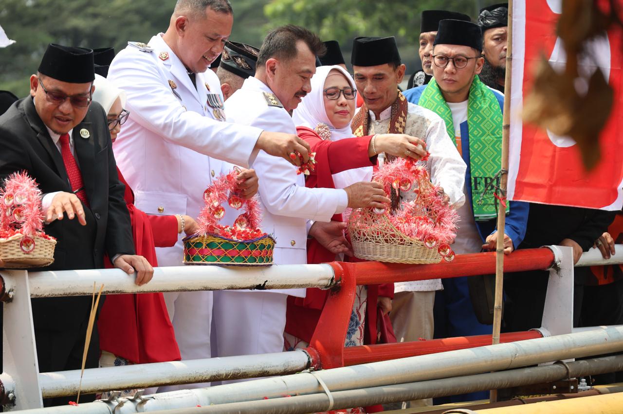 Bekasi - Pemerintah Kota Bekasi bersama unsur TNI, Polri, dan DPRD Kota Bekasi menggelar upacara tabur bunga di lokasi bersejarah Sasak Kapuk, Kecamatan Bekasi Utara, Kota Bekasi, Senin (17/8/2026). Foto: Ist/Gobekasi.id.