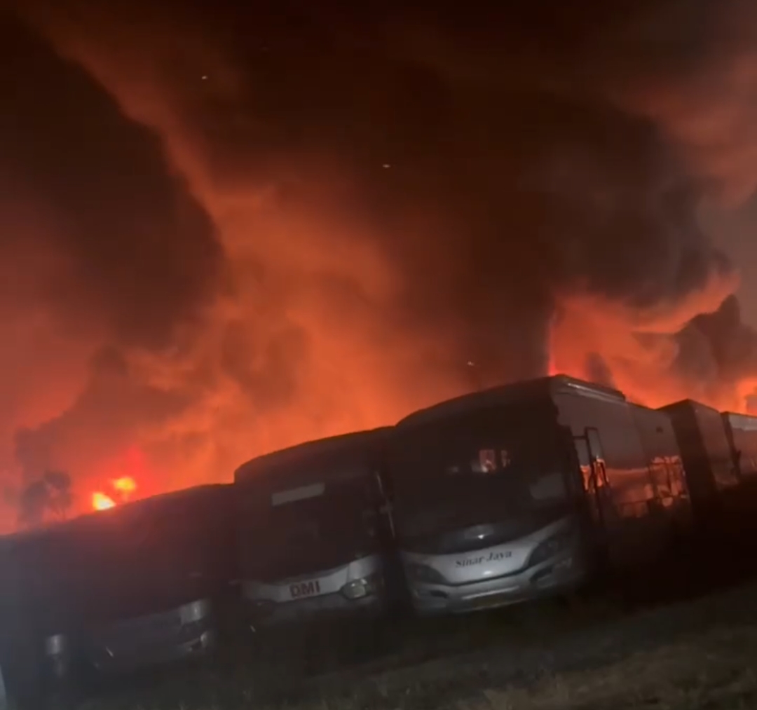Bekasi - Sebanyak 50 unit bus nonaktif milik PO Sinar Jaya di Cikarang Barat hangus terbakar, Selasa (18/8/2026) dini hari. Foto: Ist/Gobekasi.id.