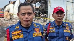 Bekasi - Komandan Kompi C Damkar, Yudhiman saat di wawancara soal kebakaran gudang ekspedisi di kawasan Kaliabang Bungur, Kelurahan Harapan Jaya, Kecamatan Bekasi Utara, Kota Bekasi, Senin (17/8/2026) sore. Foto: Ist/Gobekasi.id.