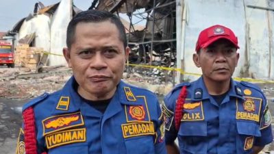 Bekasi - Komandan Kompi C Damkar, Yudhiman saat di wawancara soal kebakaran gudang ekspedisi di kawasan Kaliabang Bungur, Kelurahan Harapan Jaya, Kecamatan Bekasi Utara, Kota Bekasi, Senin (17/8/2026) sore. Foto: Ist/Gobekasi.id.