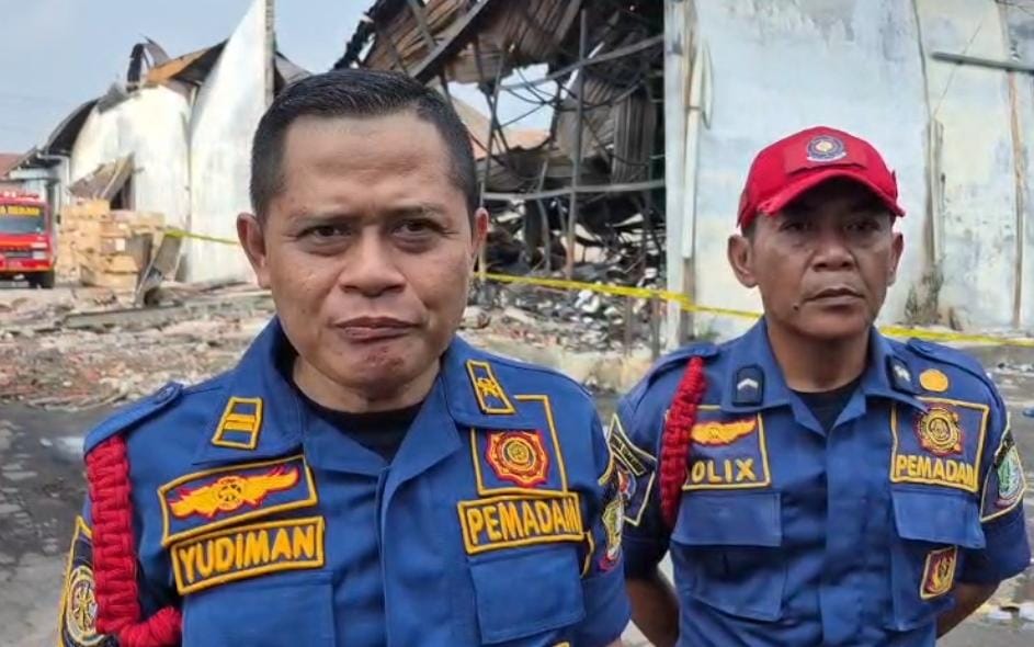 Bekasi - Komandan Kompi C Damkar, Yudhiman saat di wawancara soal kebakaran gudang ekspedisi di kawasan Kaliabang Bungur, Kelurahan Harapan Jaya, Kecamatan Bekasi Utara, Kota Bekasi, Senin (17/8/2026) sore. Foto: Ist/Gobekasi.id.