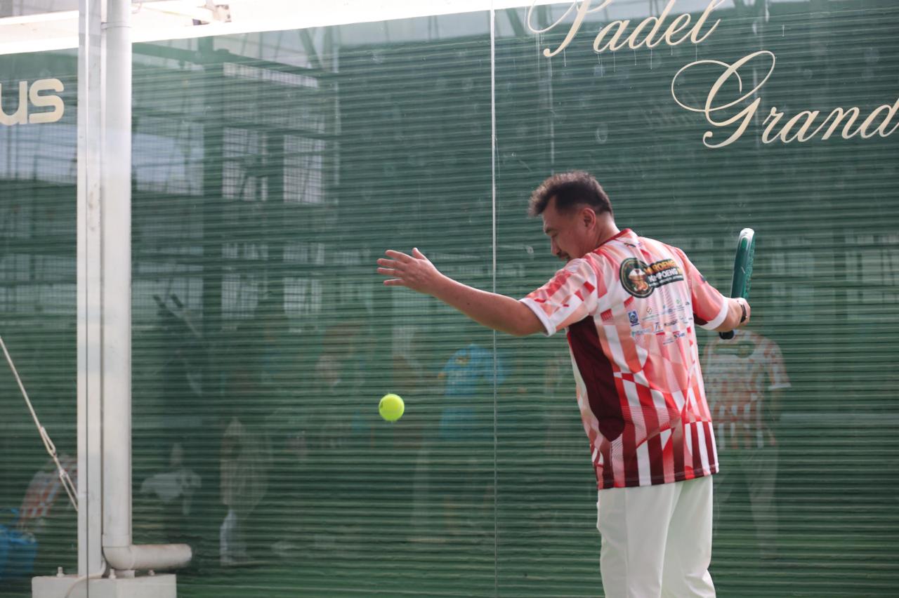 Bekasi - Wakil Wali Kota Bekasi, Abdul Harris Bobihoe, meresmikan langsung pembukaan turnamen Padel antar OPD dalam rangka memeriahkan HUT ke-81 RI, Selasa (18/8/2026). Foto: Ist/Gobekasi.id.