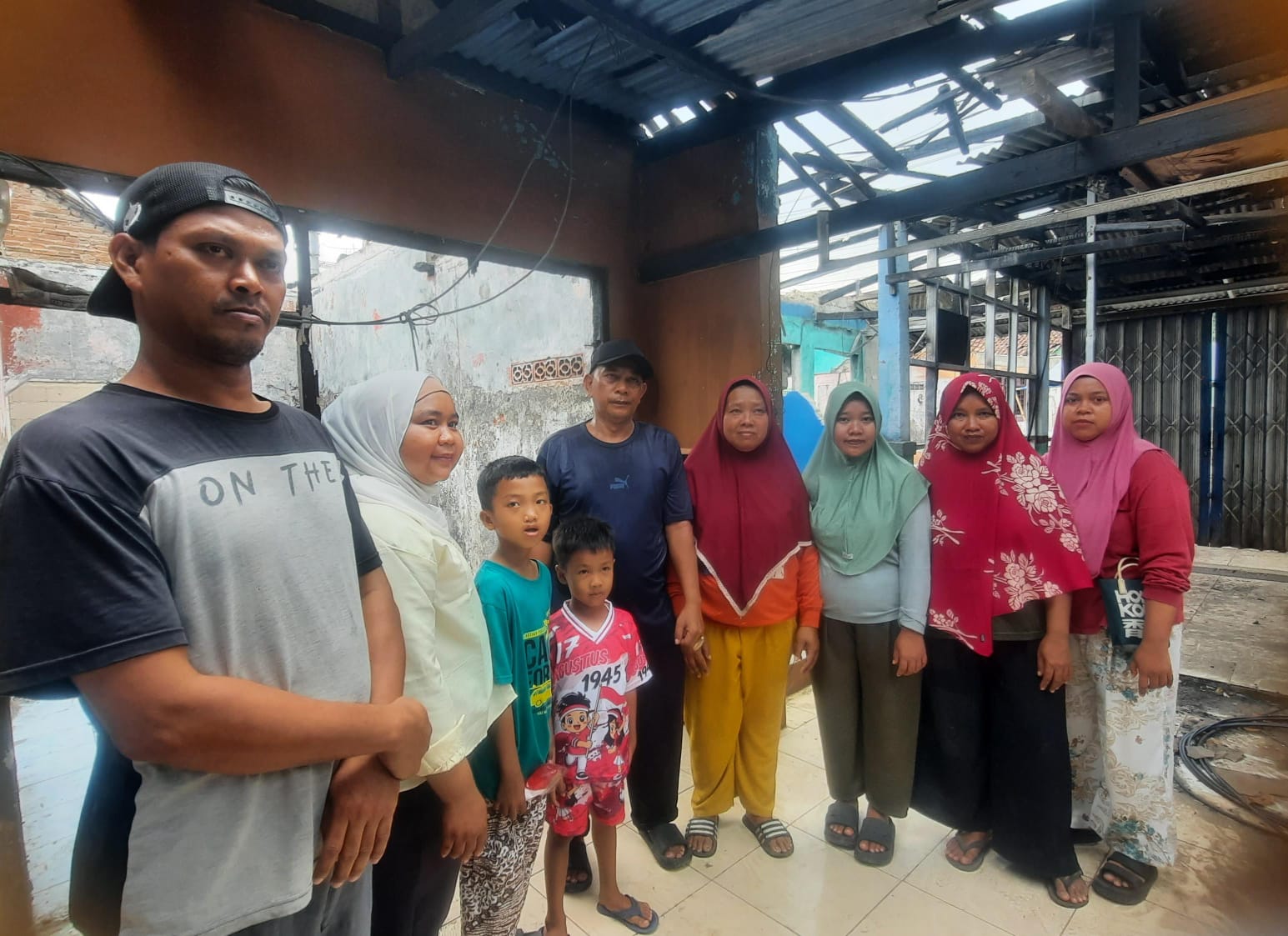 Bekasi - Korban Kebakaran SPBE Cimuning menagih janji pergantian. Foto: Septian/Gobekasi.id.