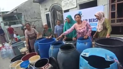 Bekasi - Warga Kampung Karatan, Desa Segarajaya, Tarumajaya, antre air bersih setelah berbulan - bulan mereka mengandalkan air kubangan sawah untuk keperluan mandi dan mencuci, Rabu (19/8/2026). Foto: Gobekasi.id.