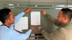 Bekasi - Petugas Otoritas Jasa Keuangan (OJK) memasang pengumuman terkait pencabutan izin usaha PT BPR Citra Bersada Abadi yang beralamat di Kompleks Pertokoan Pasar Pagi Bintara Blok D/20-21, Bintara, Bekasi Barat, Kota Bekasi. Foto: Antara