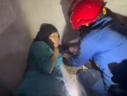 Bikin Panik! Tangan ART Tersangkut Pipa Paralon di Jakasetia, Damkar Bekasi Turun Tangan