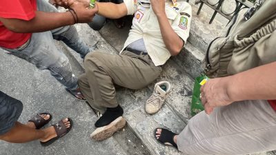 Bekasi - Lansia berpakaian Satpol PP jatuh dari kendaraannya dan linglung di depan Stasiun Bekasi. Foto: Ist/Gobekasi.id.