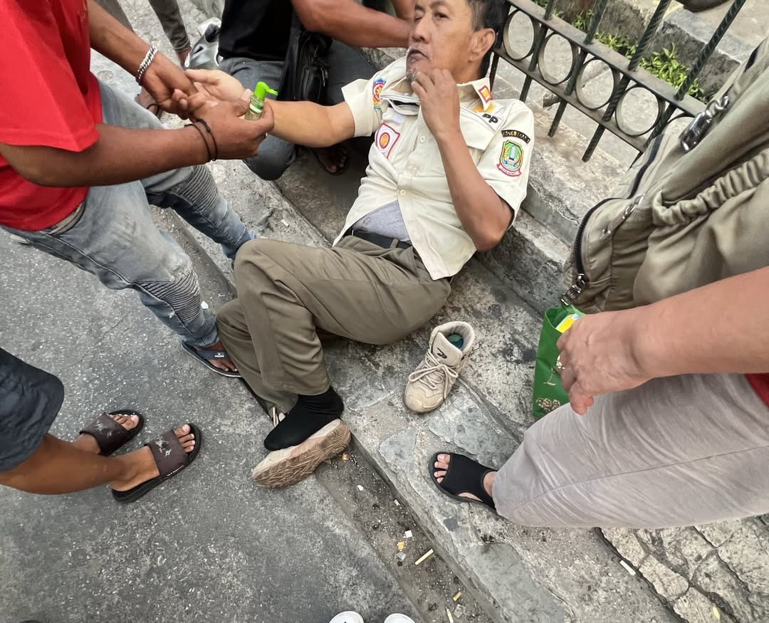 Bekasi - Lansia berpakaian Satpol PP jatuh dari kendaraannya dan linglung di depan Stasiun Bekasi. Foto: Ist/Gobekasi.id.