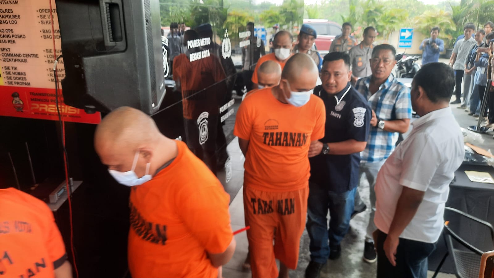 Bekasi - Polres Metro Bekasi Kota meringkus 11 pelaku kejahatan menonjol dalam konferensi pers, Kamis (20/8/2026). Foto: Septian/Gobekasi.id.