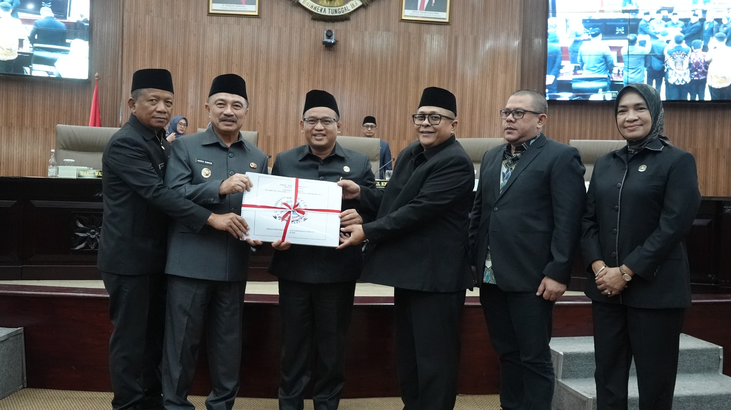Bekasi - Rapat Paripurna DPRD Kota Bekasi membahas revisi perda pengelolaan sampah, perlindungan anak, serta penyesuaian anggaran daerah 2026, Kamis (20/8/2026). Foto: Ist/Gobekasi.id.