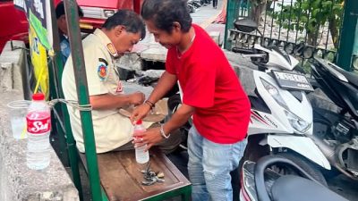 Bekasi - Satpol PP Kota Bekasi yang linglung saat berada di depan Stasiun Bekasi mendapatkan pertolongan oleh warga. Foto: Ist/Gobekasi.id.