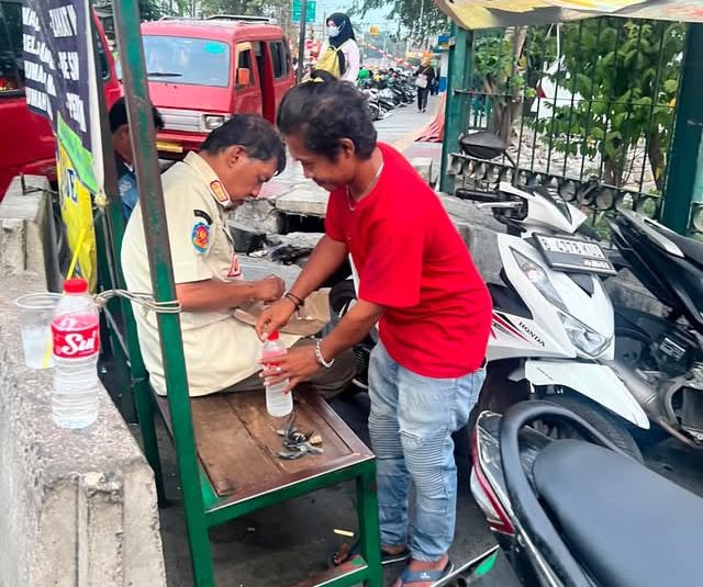 Bekasi - Satpol PP Kota Bekasi yang linglung saat berada di depan Stasiun Bekasi mendapatkan pertolongan oleh warga. Foto: Ist/Gobekasi.id.