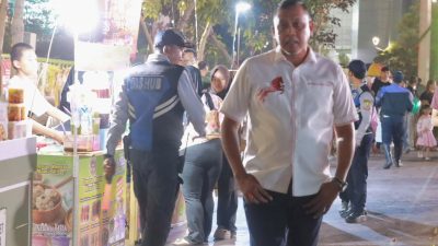 Bekasi - Wali Kota Bekasi Tri Adhianto saat melakukan sidak PKL di Taman Plaza Patriot Candrabhaga, Sabtu (22/8/2026) malam. Foto: Ist/Gobekasi.id.
