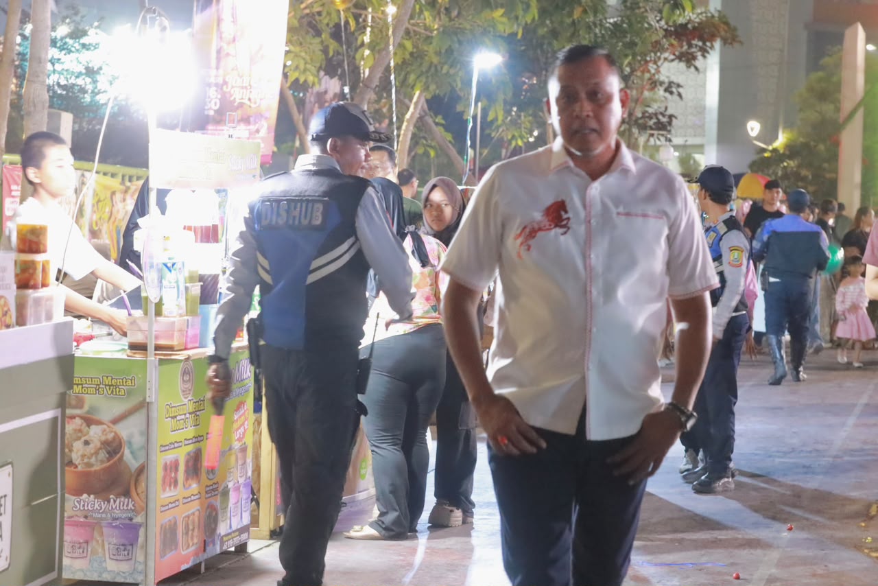 Bekasi - Wali Kota Bekasi Tri Adhianto saat melakukan sidak PKL di Taman Plaza Patriot Candrabhaga, Sabtu (22/8/2026) malam. Foto: Ist/Gobekasi.id.