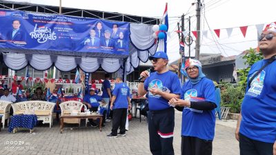 Bekasi - Eforia Ketua DPC Partai Demokrat Kota Bekasi, Ronnye Hermawan bersama warga Rawalumbu dalam rangkaian acara peringatan seperempat abad Partai Demokrat dan HUT ke-81 Republik Indonesia, Minggu (23/8/2026). Foto: Gobekasi.id.