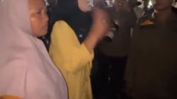 Bekasi - Seorang wanita yang merupakan PKL di Plaza Patriot Candrabhaga saat menjerit meluapkan emosinya dan menuding Wali Kota Bekasi Tri Adhianto bertindak layaknya "Kompeni", Sabtu (22/8/2026). Foto: Ist/Gobekasi.id.