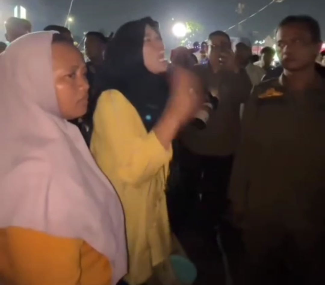 Bekasi - Seorang wanita yang merupakan PKL di Plaza Patriot Candrabhaga saat menjerit meluapkan emosinya dan menuding Wali Kota Bekasi Tri Adhianto bertindak layaknya "Kompeni", Sabtu (22/8/2026). Foto: Ist/Gobekasi.id.