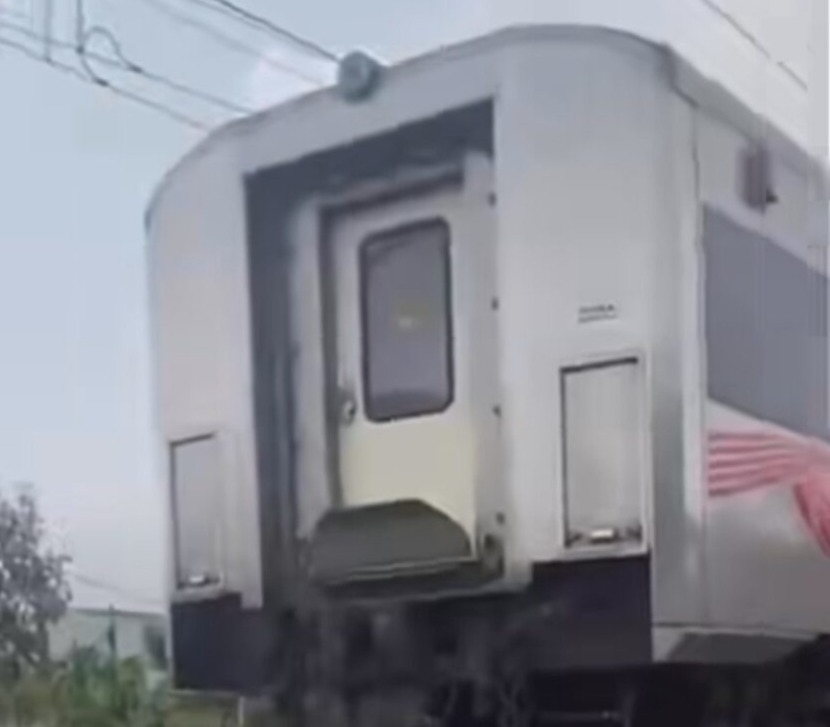 Bekasi - KA Batavia mengalami gangguan lokomotif di Bekasi Timur pada Minggu (23/8/2026). Insiden ini membuat penumpukan penumpang KRL Cikarang di Stasiun Bekasi. Foto: Ist