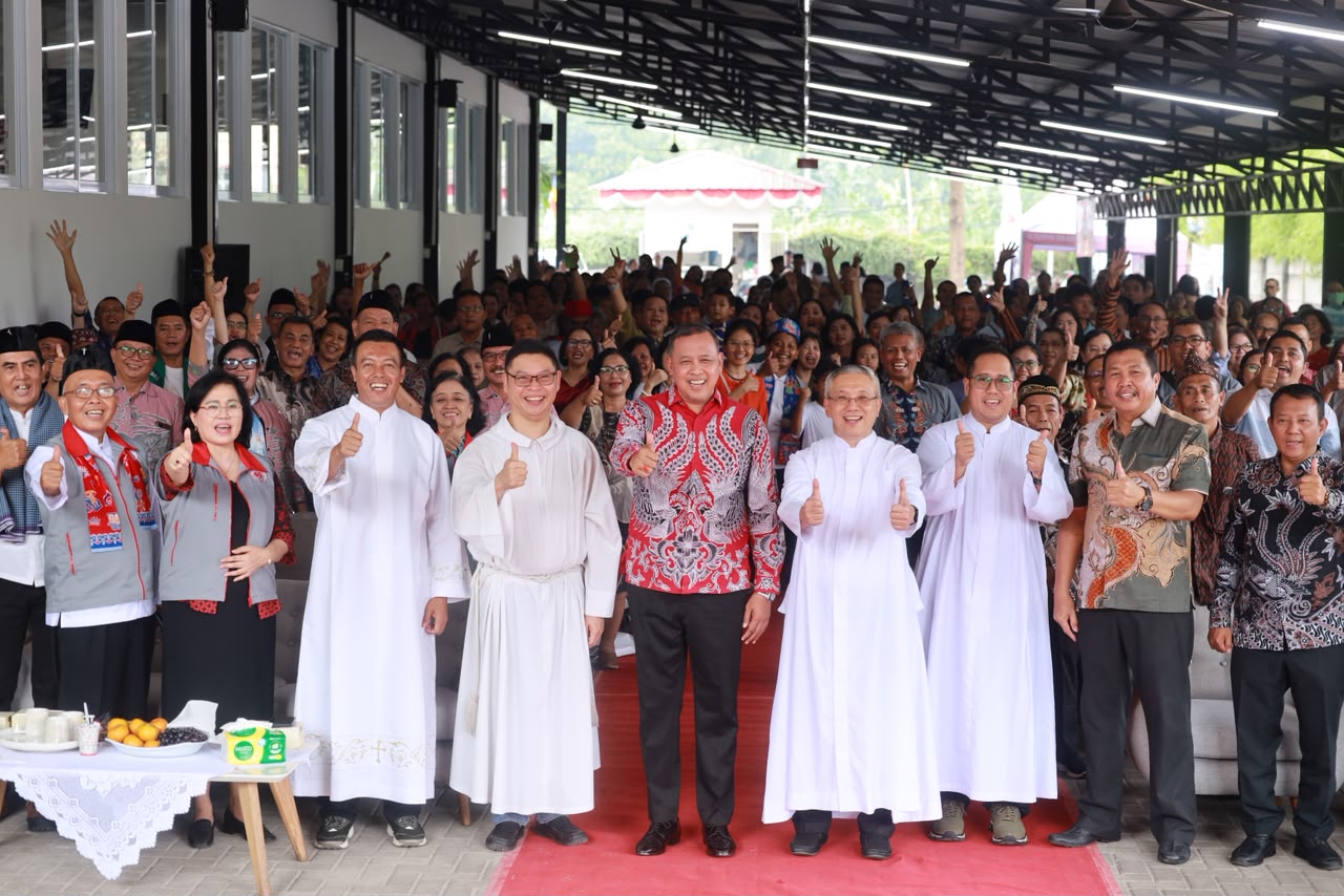 Bekasi - Wali Kota Bekasi Tri Adhianto menghadiri HUT ke-4 Gereja Santo Stanislaus Kostka Kranggan. Ia mengajak warga memperkuat toleransi dan kepedulian sosial. Foto: Ist/Gobekasi.id.