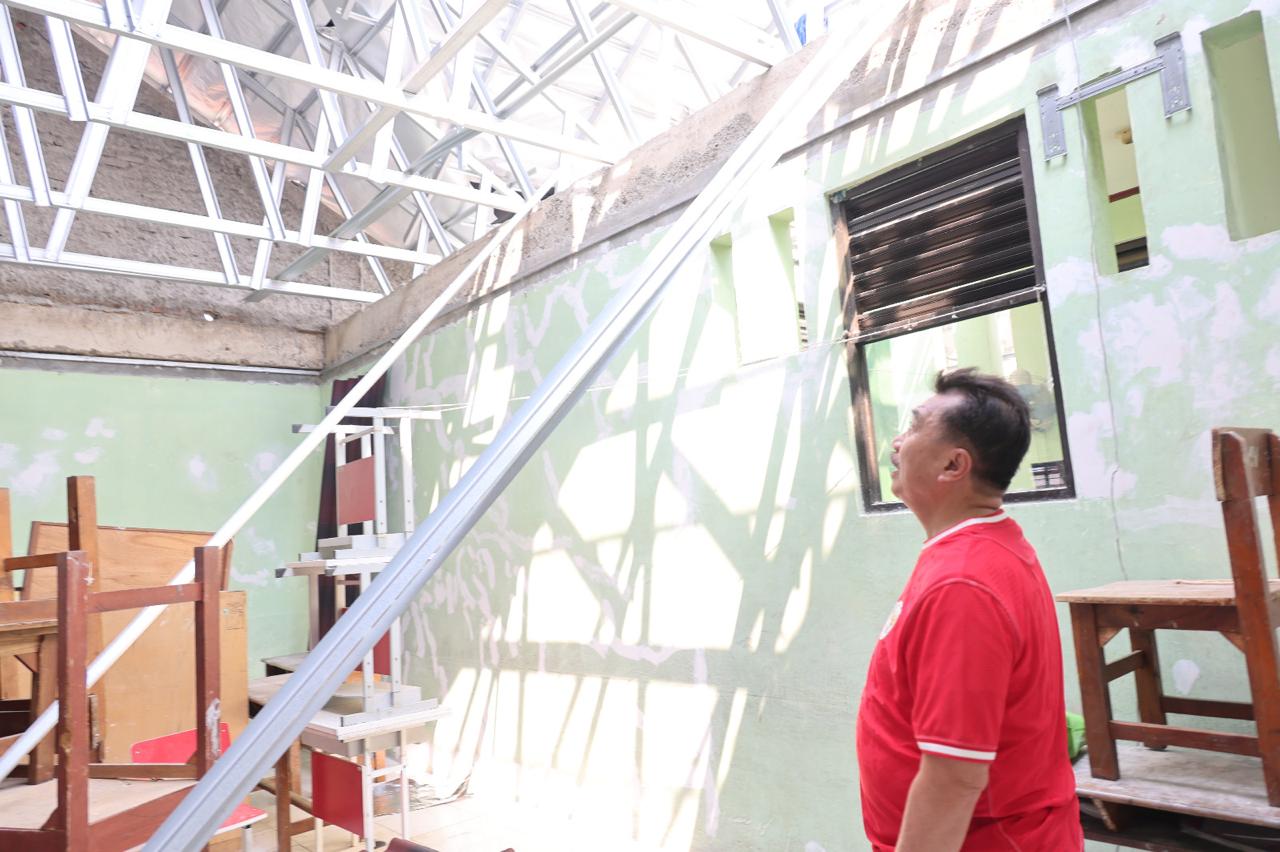 Bekasi - Wakil Wali Kota Bekasi Abdul Harris Bobihoe meninjau perbaikan ruang kelas SDN 05 Bojong Menteng usai diterjang angin puting beliung. Foto: Ist/Gobekasi.id.