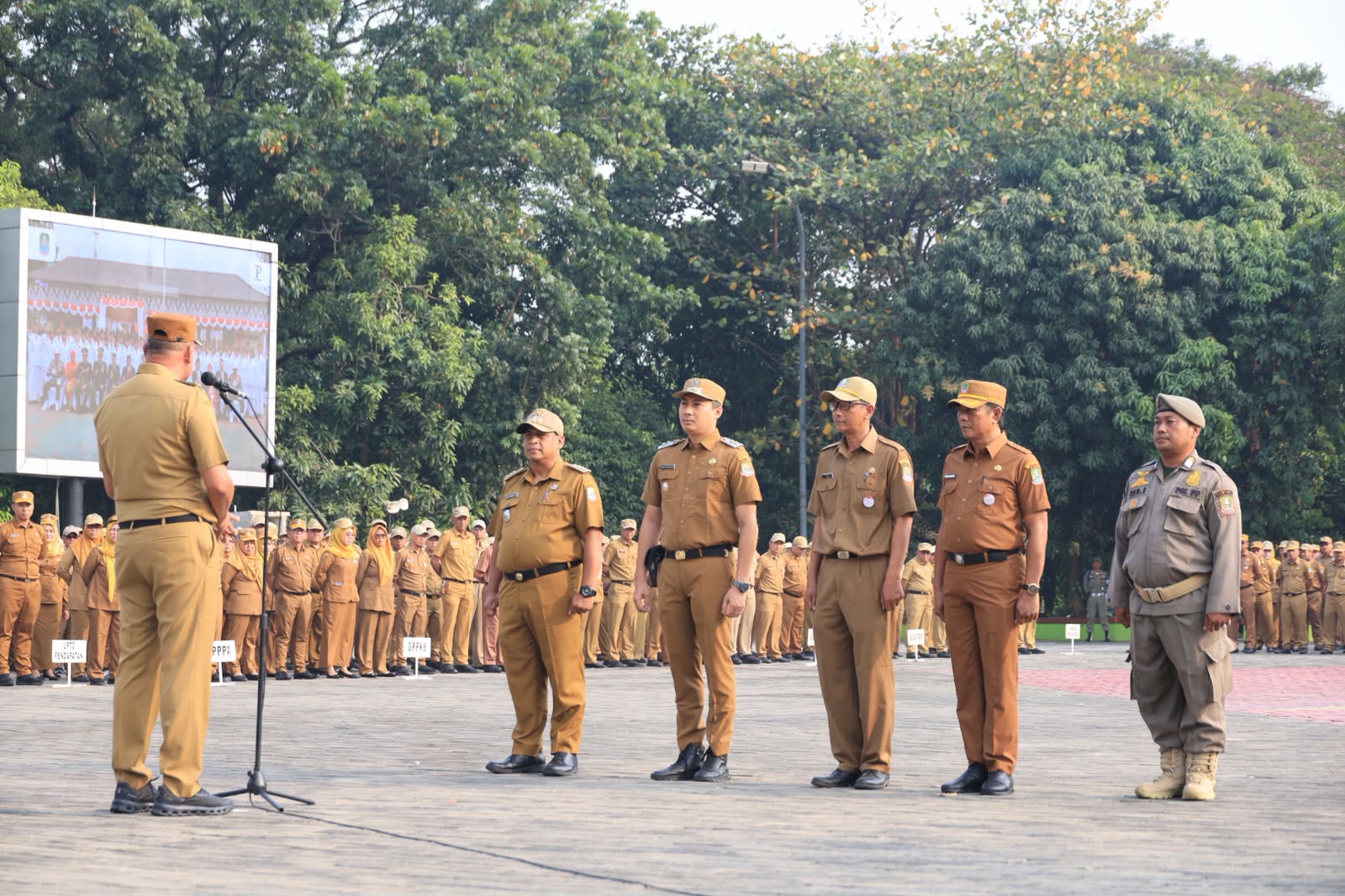 Bekasi - Wali Kota Bekasi Tri Adhianto membebastugaskan 5 pejabat termasuk Camat dan Lurah buntut menjamurnya PKL liar dan dugaan pungli di Plaza Patriot Chandrabhaga, Senin (24/8/2026). Foto: Ist/Gobekasi.id.