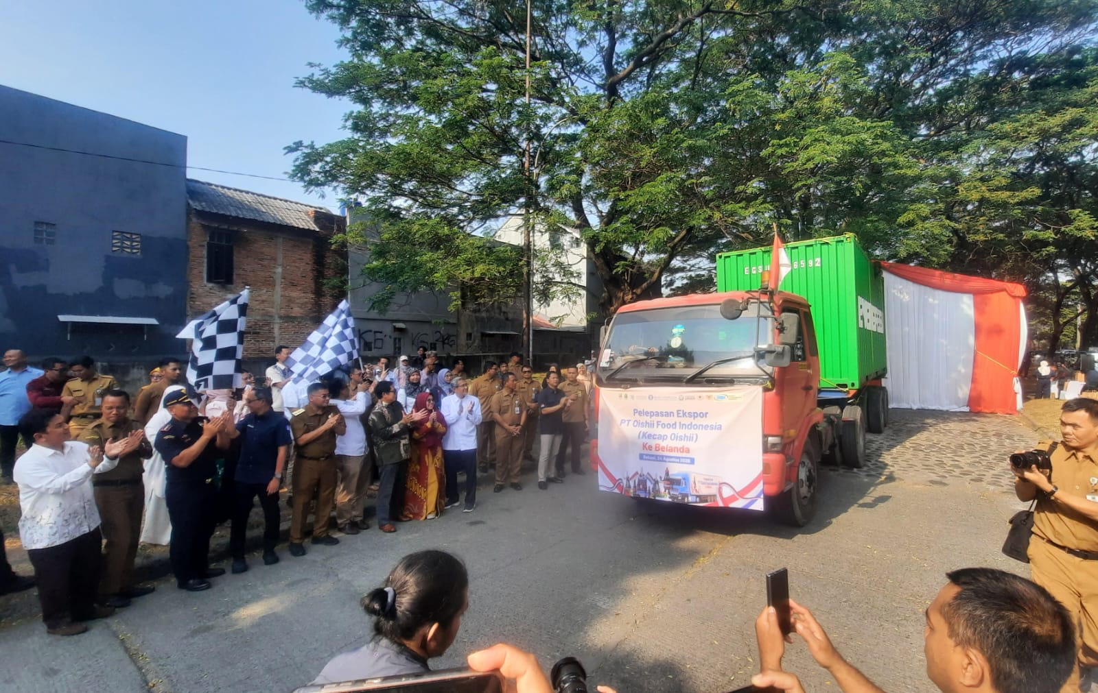 Bekasi - Pelepasan ekspor kecap oishii di Perumahan Bumi Anggrek, Desa Karangsatria, Tambun Utara, Kabupaten Bekasi, Senin (24/8/2026). Foto: Septian/Gobekasi.id.