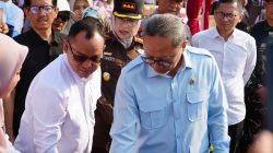 Bekasi - Ketua DPRD Kota Bekasi, Sardi Efendi mendampingi Menteri Koordinator Bidang Pangan RI H. Zulkifli Hasan dalam prosesi peresmian pembangunan fasilitas Pengolahan Sampah menjadi Energi Listrik (PSEL) Kota Bekasi di Ciketing Udik, Bantargebang, pada Rabu (26/8/2026). Foto: Ist/Gobekasi.id.