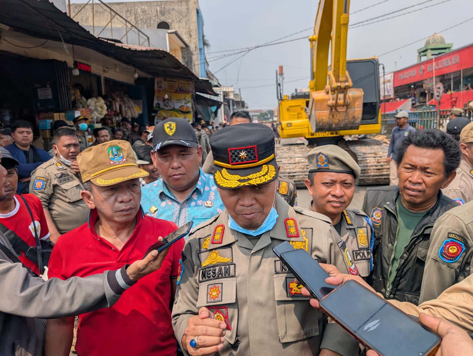 Bekasi - Kepala Satpol PP Kota Bekasi, Nesan Sudjana bersama lintas OPD saat melakukan penertiban di Jalan M. Yamin hingga area trotoar Jalan Ir. H. Juanda, Kamis (27/8/2026). Foto: Ist/Gobekasi.id.