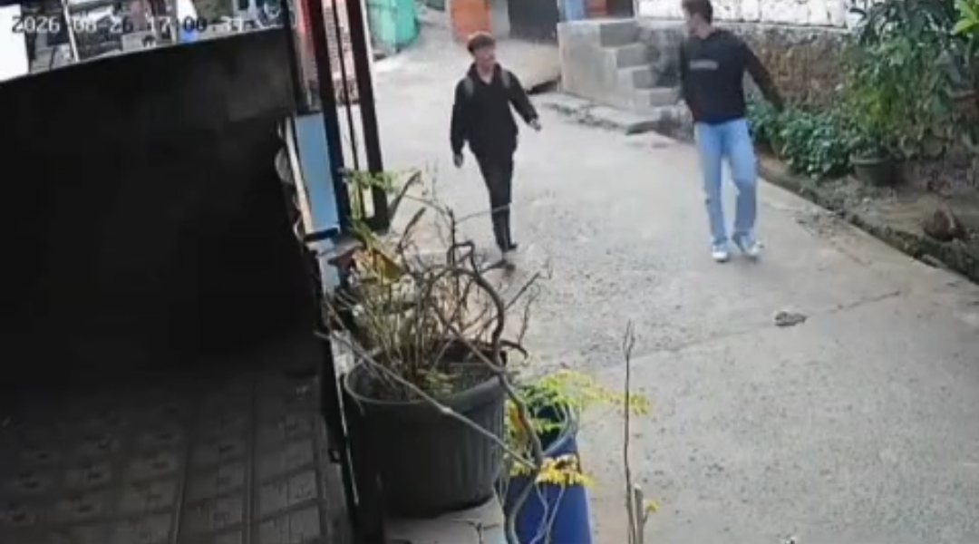Bekasi - Tangkapan layar pemuda yang teror rumah mantan kekasih di Duren Jaya, Bekasi Timur, Kota Bekasi. Foto: Ist/Gobekasi.id.