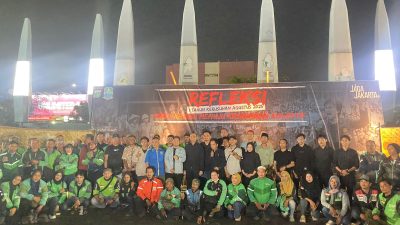 Bekasi - Elemen mahasiswa, pemuda, dan ojol di Kota Bekasi menggelar aksi refleksi satu tahun kerusuhan Agustus 2025 dengan menyalakan 1.000 lilin dan penggalangan donasi di Plaza Patriot Candrabhaga bersama Kapolres Metro Bekasi Kota, Kombes Pol Putu Kholis Aryana, Jumat (28/8/2026). Foto: Gobekasi.id.