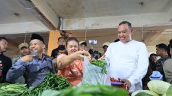 Bekasi - Wali Kota Bekasi Tri Adhianto meninjau Pasar Baru usai relokasi pedagang Jalan M Yamin untuk merespons keluhan tarif sewa lapak dan kondisi pasar yang sepi. Foto: Ist/Gobekasi.id.