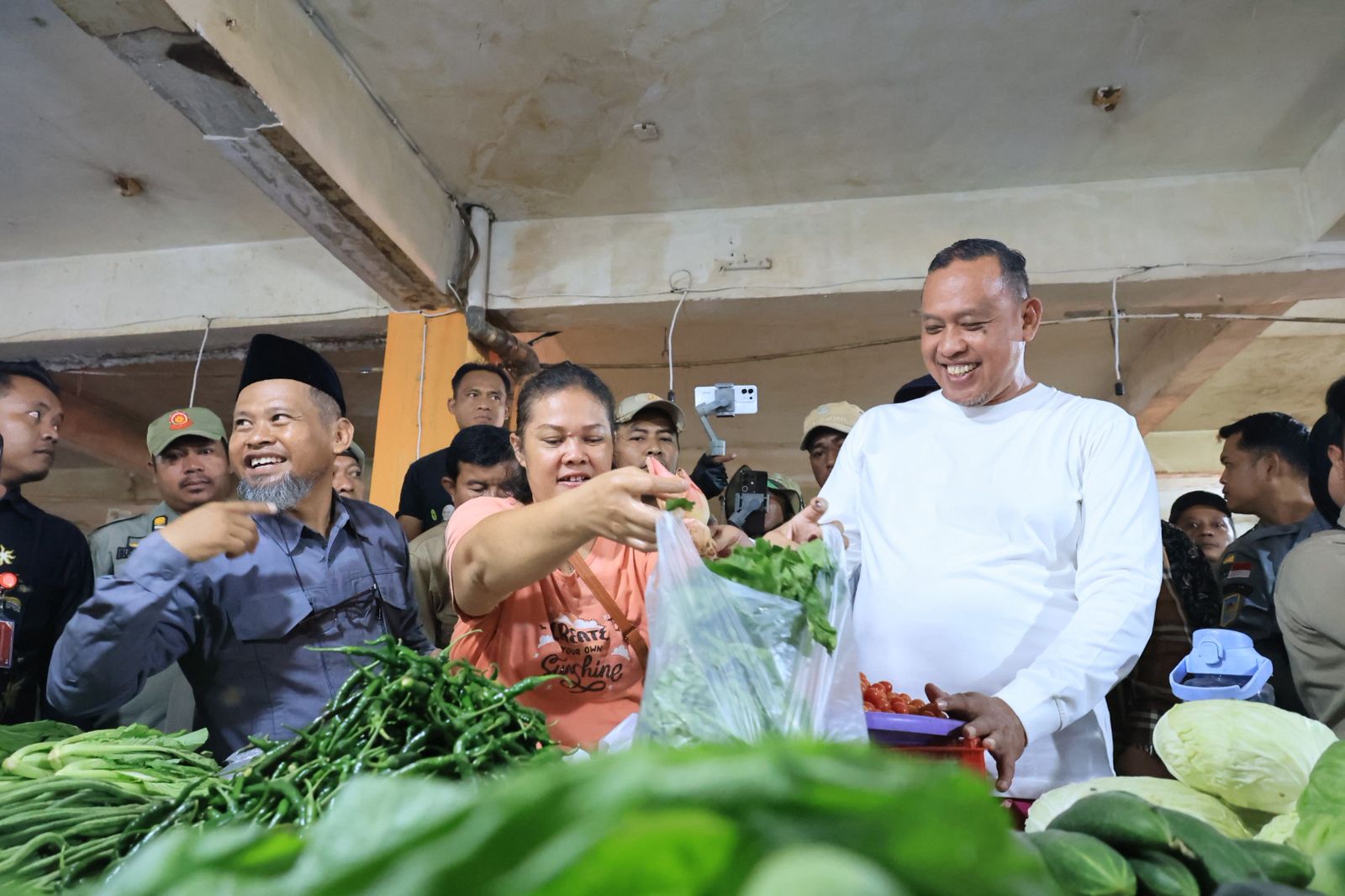 Bekasi - Wali Kota Bekasi Tri Adhianto meninjau Pasar Baru usai relokasi pedagang Jalan M Yamin untuk merespons keluhan tarif sewa lapak dan kondisi pasar yang sepi. Foto: Ist/Gobekasi.id.