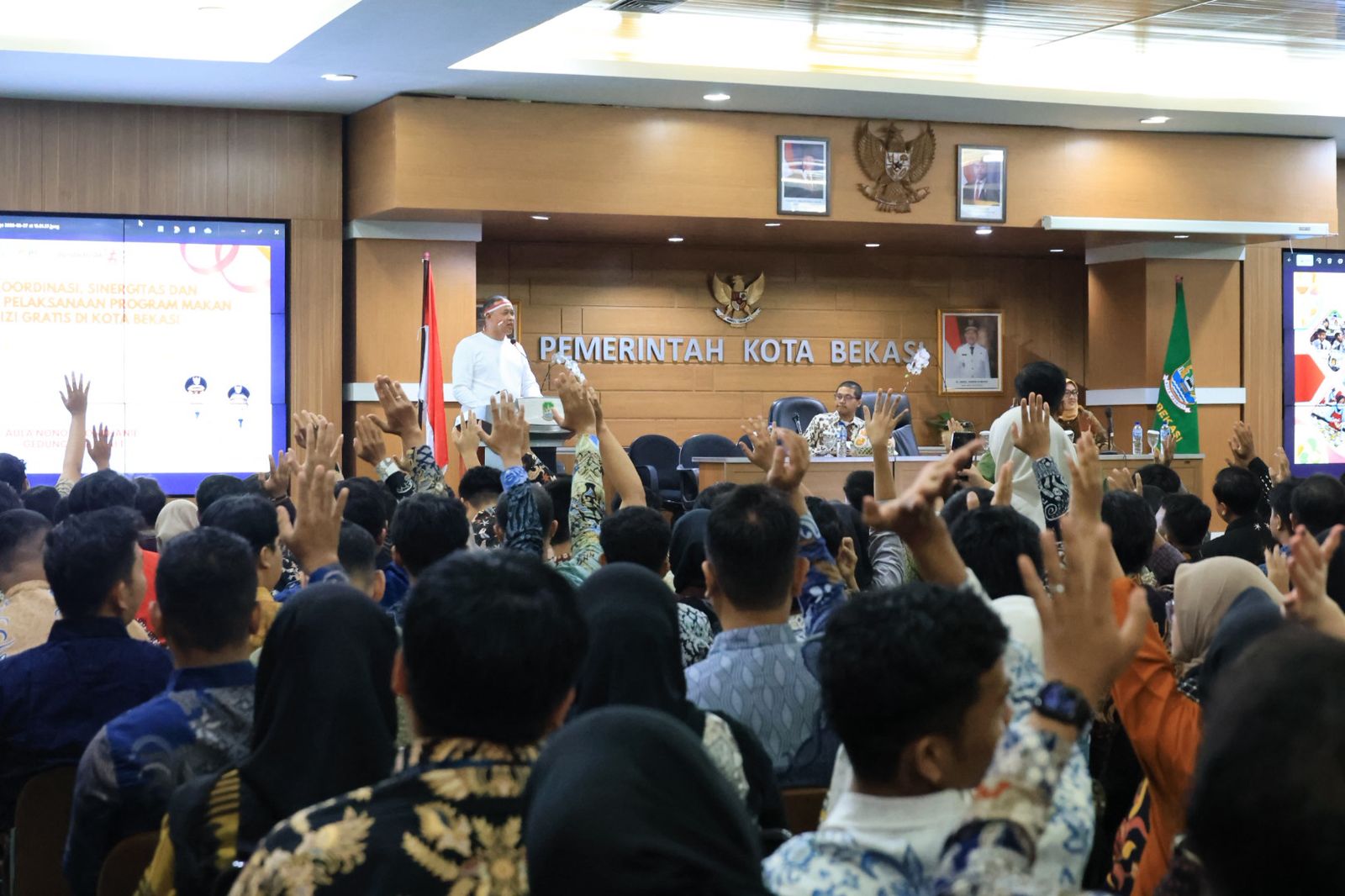 Bekasi - Wali Kota Bekasi Tri Adhianto berkoordinasi dengan pengelola SPPG dalam pengawasan keamanan pangan demi suksesnya pelaksanaan Program Makan Bergizi Gratis (MBG). Foto: Ist/Gobekasi.id.