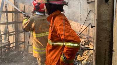Bekasi - Petugas Disdamkarmat Kota Bekasi memadamkan kobaran api di lantai empat Ruko Jim’s Honey, Jalan Boulevard Raya, Rukan RGK Nomor 582, Kelurahan Jaka Setia, Kecamatan Bekasi Selatan, Kota Bekasi, Senin (31/8/2026) pagi. Foto: Ist/Gobekasi.id.