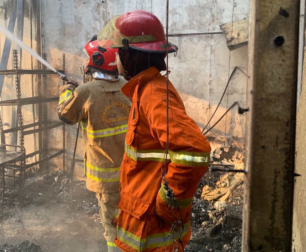Bekasi - Petugas Disdamkarmat Kota Bekasi memadamkan kobaran api di lantai empat Ruko Jim’s Honey, Jalan Boulevard Raya, Rukan RGK Nomor 582, Kelurahan Jaka Setia, Kecamatan Bekasi Selatan, Kota Bekasi, Senin (31/8/2026) pagi. Foto: Ist/Gobekasi.id.