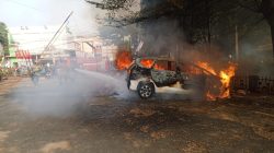 Mobil Mendadak Terbakar Saat Parkir di Jatimakmur, Api Muncul dari Kap Mesin