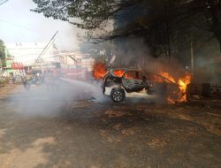 Mobil Mendadak Terbakar Saat Parkir di Jatimakmur, Api Muncul dari Kap Mesin