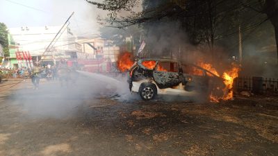 Bekasi - Sebuah mobil mendadak terbakar saat sedang terparkir di kawasan Ruko Pesona Indah, Pondok Gede, Kota Bekasi, Senin (31/8/2026) pagi. Foto: Ist/Gobekasi.id.