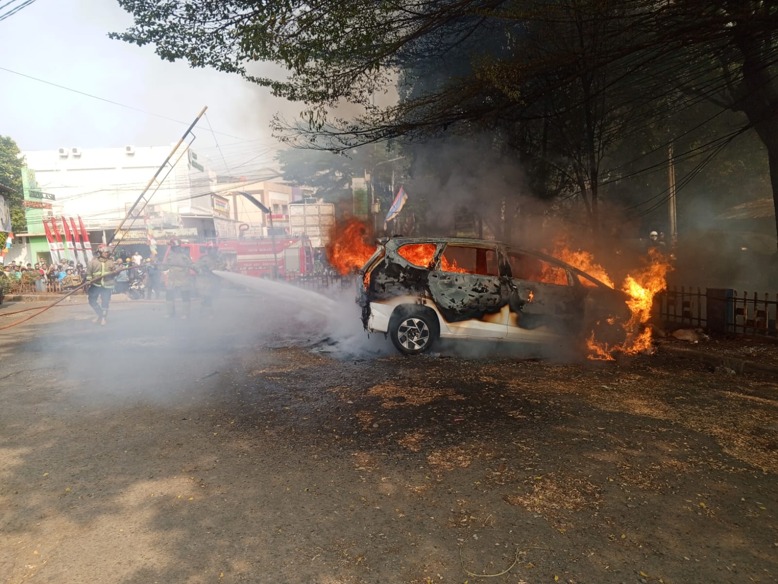 Bekasi - Sebuah mobil mendadak terbakar saat sedang terparkir di kawasan Ruko Pesona Indah, Pondok Gede, Kota Bekasi, Senin (31/8/2026) pagi. Foto: Ist/Gobekasi.id.