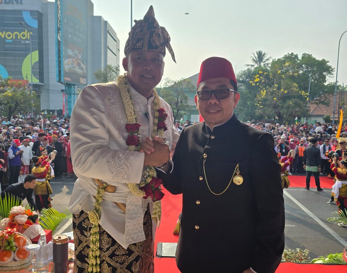 Bekasi - Kepala Kantor Pertanahan (Kantah) Kota Bekasi Tarbarita Simorangkir bersama Wali Kota Bekasi Tri Adhianto dalam rangkai kegiatan Pesona Nusantara Bekasi Keren di CFD Jalan Ahamad Yani, Minggu (30/8/2026). Foto: Ist/Gobekasi.id.