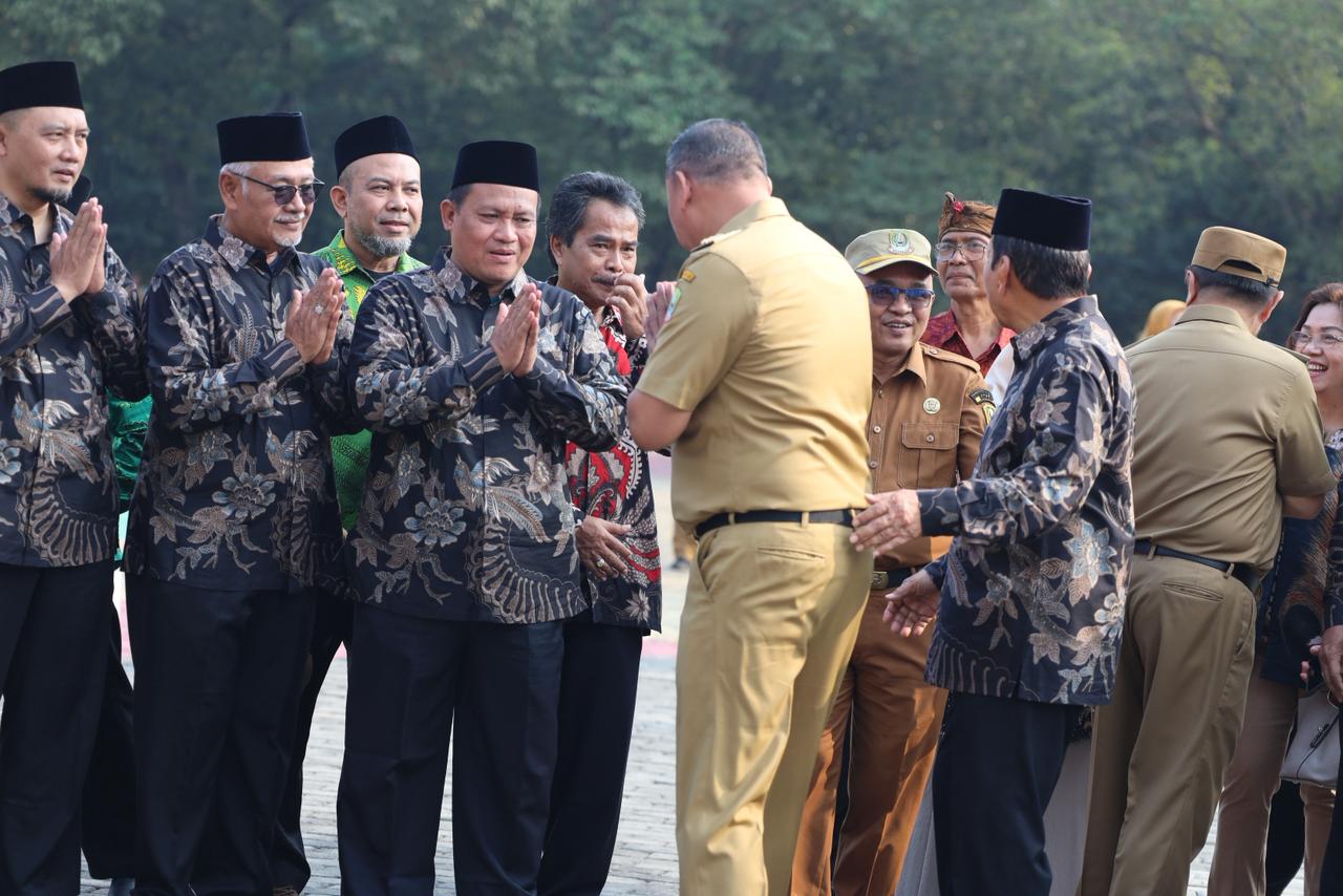 Bekasi - Wali Kota Bekasi Tri Adhianto mengukuhkan kepengurusan FKUB Kota Bekasi 2026–2031 yang kembali dipimpin Abdul Manan demi memperkuat budaya toleransi. Foto: Ist/Gobekasi.id.