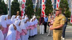 Bekasi - Wali Kota Bekasi Tri Adhianto memberikan apresiasi kepada tim Alnine Choir dan pemenang Abang Mpok atas raihan prestasi tingkat nasional hingga internasional. Foto: Ist/Gobekasi.id.