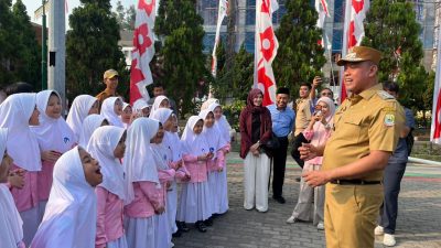 Bekasi - Wali Kota Bekasi Tri Adhianto memberikan apresiasi kepada tim Alnine Choir dan pemenang Abang Mpok atas raihan prestasi tingkat nasional hingga internasional. Foto: Ist/Gobekasi.id.