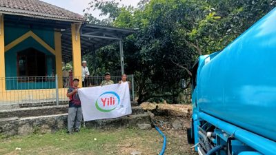 Bekasi - PT Yili Indonesia Dairy menyalurkan lebih dari 10 ribu liter air bersih bagi warga Desa Sukamukti, Bojongmangu, Bekasi yang terdampak kekeringan kemarau. Foto: Ist/Gobekasi.id.