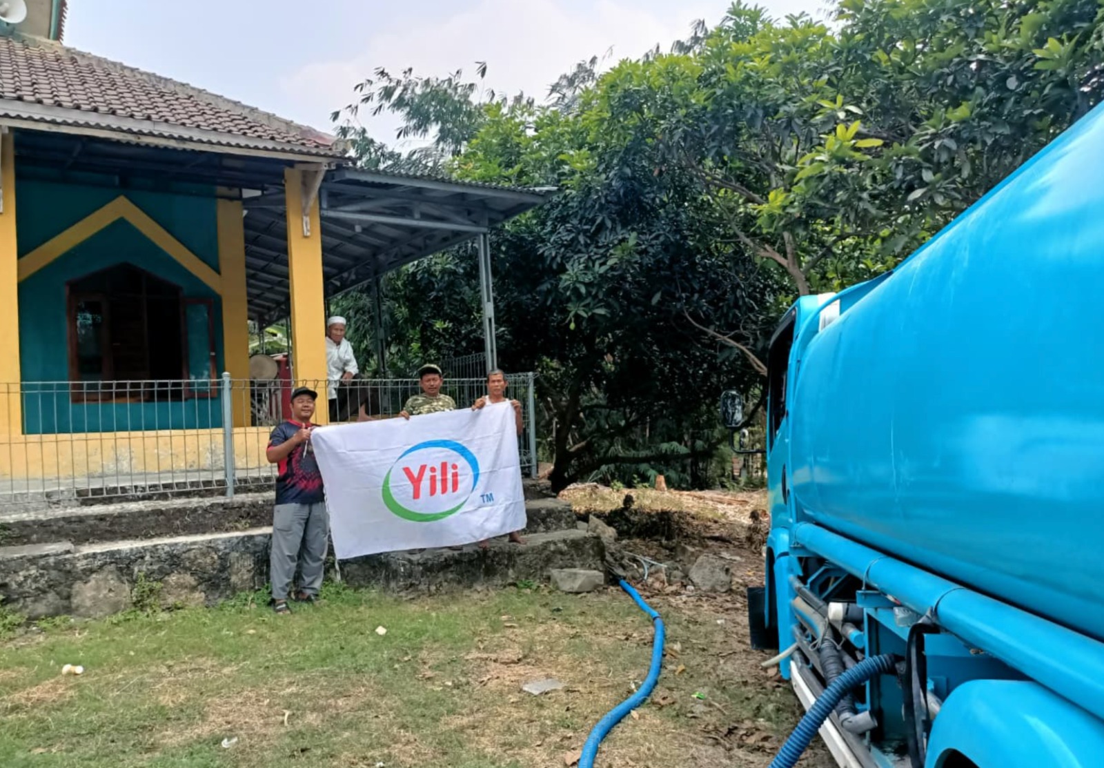 Bekasi - PT Yili Indonesia Dairy menyalurkan lebih dari 10 ribu liter air bersih bagi warga Desa Sukamukti, Bojongmangu, Bekasi yang terdampak kekeringan kemarau. Foto: Ist/Gobekasi.id.